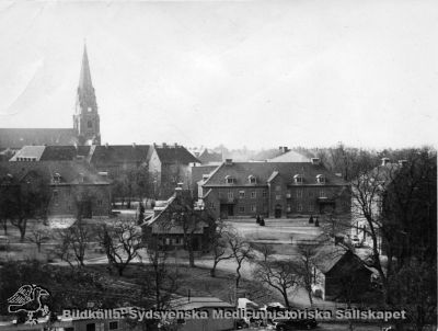 Epidemisjukhuset i Lund i mitten på 1900-talet
Reprofoto monterat på tjock kartong. Från mitten på 1900-talet, rimligen från översta våningen på Jubileumskliniken, byggd 1941. Epidemisjukhusets paviljonger på bilden byggdes 1927 och revs c:a 1963. Allhelgonakyrkan i bakgrunden.
Nyckelord: Kapsel 02;Regionarkivet;Lasarettet;Lund;Epidemisjukhuset