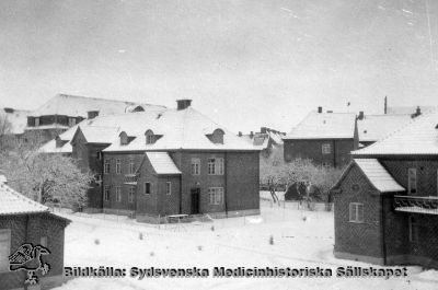 Epidemisjukhuset i Lund 1927
Foto monterat på tjock kartong.
Nyckelord: Kapsel 02;Regionarkivet;Lasarettet;Lund;Epidemisjukhuset;1927