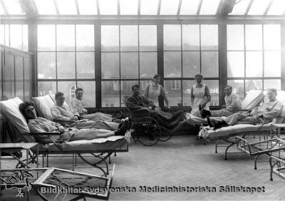 Ortopediska kliniken: solningsveranda. Herravdelningen. Foto Otto Ohm, Malmö 
Fotografi monerat på papp och med fotografens präglade stämpel i nedre högra hörnet. Från mitten på 1900-talet.
Nyckelord: Kapsel 02;Regionarkivet;Lasarettet;Lund;Ortopedi;Ortopedisk;Klinik;Solningsveranda;tbc;Tuberkulos