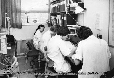 Sjukgymnasternas expedition på rehabiliteringskliniken i Lund, troligen 1970 - 1980-talen
Påskrift: "LL:s-område norr: interör." Fotograf okänd. Foto monterat på kartong.
Nyckelord: Kapsel 02;Regionarkivet;Lasarettet;Lund;Sjukgymnaster, Rehabilitering;1970-tal;1980-tal;Expedition;