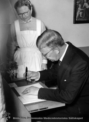 Nya barnsjukhusets invigning i Lund år 1952 i närvaro av konungen
Foto Thordeman 1952
- Foto monterat på tjock papp. Barnkliniken stod färdig 1951, så kanske anger påskriften "Thordeman 1952" att invigningen gjordes ett år efter att huset blev färdigt? Konungen var Gustav VI Adolf.
Nyckelord: Kapsel 02;Regionarkivet;Lasarettet;Lund;Barn;Barnsjukhuset;Konungen;Invigning;1951;Kung