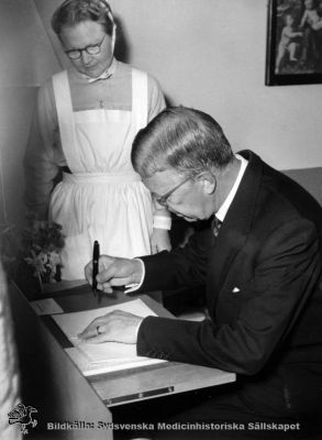 Nya barnsjukhusets invigning i Lund år 1952 i närvaro av konungen
Foto Thordeman 1952
- Foto monterat på tjock papp. Barnkliniken stod färdig 1951, så kanske anger påskriften "Thordeman 1952" att invigningen gjordes ett år efter att huset blev färdigt? Konungen var Gustav VI Adolf.
Nyckelord: Kapsel 02;Regionarkivet;Lasarettet;Lund;Barn;Barnsjukhuset;Konungen;Invigning;1951;Kung