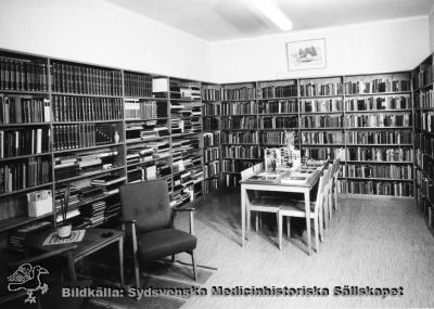 Sjukhusbiblioteket på gamla ortopeden i Lund
Foto i mitten på 1900-talet, monterat. Fotograf okänd.
Nyckelord: Kapsel 02;Regionarkivet;Lasarettet;Lund;Ortopedi;Ortopedisk;Klinik;Bibliotek;Sjukhus