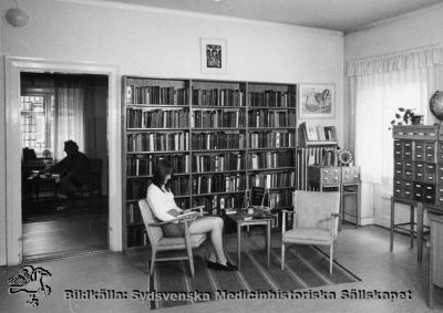 Sjukhusbiblioteket på gamla ortopeden i Lund
Foto i mitten på 1900-talet. Fotograf okänd. Monterat.
Nyckelord: Kapsel 02;Regionarkivet;Lasarettet;Lund;Ortopedi;Ortopedisk;Klinik;Bibliotek;Sjukhus