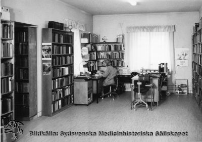 Sjukhusbiblioteket på gamla ortopeden i Lund
Foto i mitten på 1900-talet, monterat. Fotograf okänd.
Nyckelord: Kapsel 02;Regionarkivet;Lasarettet;Lund;Ortopedi;Ortopedisk;Klinik;Bibliotek;Sjukhus