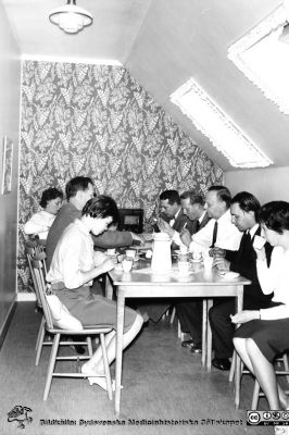 Kaffepaus på administrationen vid Lasarettet i Lund 1960
Påskrift: "Bengt Lundquist, Lennart Pihlquist, Erik Nilsson, Anders Åhlin, Ulla Larsson". Namnen gäller för den högra radens personer. Foto 1960, rimligen inför administrationens flytt till norra lasarettsområdet bara något senare.
Nyckelord: Lasarettet;Lund;Universitet;Universitetssjukhus;USiL;Administration,Paus,Pausrum,Lunchrum