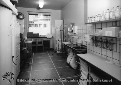 Sköljrum och förråd på operationsavdelningen på gamla kirurgiska kliniken i Lund 1968
Foto, monterat. Från samma negativ som bild SMHS12323.
Nyckelord: Kapsel 02;Regionarkivet;Lasarettet;Lund;Kirurgi;Kirurgisk;Klinik;1960;Skölj;Sköljrum