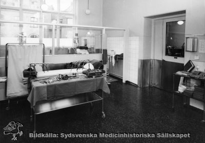 Förberedelserum med handtvätt i en ränna av rostfri plåt vid fönstret, gamla kir. Lund 1968
Lasarettsområdet söder interiör. Foto monterat på kartong. Jfr bildfilerna SMHS12346, SMHS12349 och SMHS12350, tagna vid samma fototillfälle. 
Nyckelord: Kapsel 02;Regionarkivet;Lasarettet;Lund;Kirurgi;Kirurgisk;Klinik;1960;Förberedelserum;Narkos;Anestesi;Tvättränna;