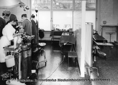 Operation på gamla kirurgiska kliniken. Narkossköterska Birgitta Nyman.
Foto 1968, monterat på kartong. Fotograf okänd. Från samma negativ som SMHS12333.
Nyckelord: Kapsel 02;Regionarkivet;Lasarettet;Lund;Kirurgi;Kirurgisk;Klinik;1960;Narkos;Anestesi;Nyman;Birgitta