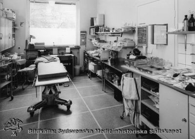 Gamla kirurgiska kliniken i Lund 1968
Förberedelserum för narkos, med avdelningssköterskans skrivbord,1968. - Foto monterat på kartong. Från samma negativ som bild SMHS12329.
Nyckelord: Kapsel 02;Regionarkivet;Lasarettet;Lund;Kirurgi;Kirurgisk;Klinik;Narkosavdelning;Förberedelserum;Skrivbord;Anvdelningssköterska