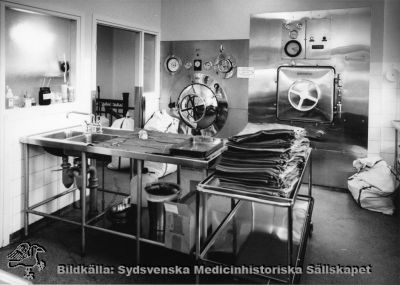 Steriliseringen, gamla kirurgiska kliniken, Lasarettet i Lund 1968
Foto, monterat. Från samma negativ som bild SMHS12330.
Nyckelord: Kapsel 02;Regionarkivet;Lasarettet;Lund;Kirurgi;Kirurgisk;Klinik;1960;Steriliseringsrum;Autoklav