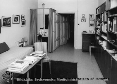 Professor Eric "Nilla" Nilssons rum på gamla kirurgiska kliniken i Lund, 1968. 
Foto 1968, rimligen inför kirurgiska klinikens flytt till centralblocket p norra området. - Foto, monterat. Från samma negativ som bild SMHS12338.
Nyckelord: Kapsel 02 Regionarkivet