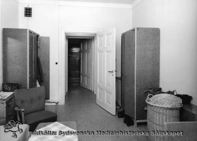 Jourrum för narkosavdelningen. Gamla kirurgiska kliniken 1968
Fotot är från 1968, rimligen taget inför kirurgens flytt 1968 till centralblocket på norra lasarettsområdet. - Foto, monterat. Samma negativ som SMHS12325
Nyckelord: Kapsel 02;Regionarkivet;Lasarettet;Lund;Kirurgi;Kirurgisk;Klinik;Narkosavdelning;Jourrum;1968