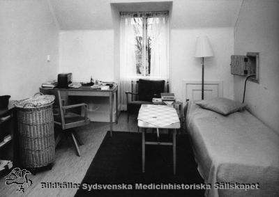 Jourrum för narkosavdelningen. Gamla kirurgiska kliniken i Lund 1968
Fotot är rimligen taget inför kirurgens flytt 1968 till centralblocket på norra lasarettsområdet. - Foto monterat på kartong. Från samma negativ som bild SMHS12344.
Nyckelord: Kapsel 02;Regionarkivet;Lasarettet;Lund;Kirurgi;Kirurgisk;Klinik;Narkosavdelning;Jourrum;1968