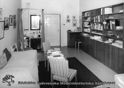 Professor Eric "Nilla" Nilssons rum på gamla kirurgiska kliniken i Lund. 1968. 
Bilden rimligen tagen inför kirurgiska klinikens flyttning 1968 till centralblocket på norra lasarettsområdet. - Foto, monterat. Från samma fototillfälle som SMHS12340.
Nyckelord: Kapsel 02 Regionarkivet