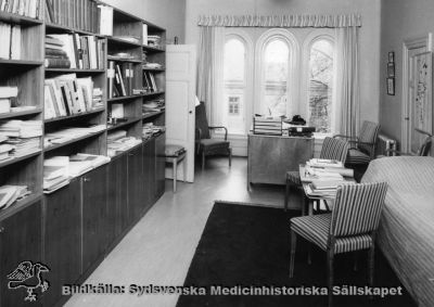 Professor Eric "Nilla" Nilssons rum på gamla kirurgiska kliniken i Lund, 1968. 
Bilden rimligen tagen inför kirurgiska klinikens flyttning 1968 till centralblocket på norra lasarettsområdet. - Foto, monterat. Från samma negativ som bild SMHS12336.
Nyckelord: Kapsel 02;Regionarkivet;Lasarettet;Lund;Kirurgi;Kirurgisk;Klinik;1900;Professor;Erik;Nilla;Nilsson;Anestesi;Narkos;Arbetsrum