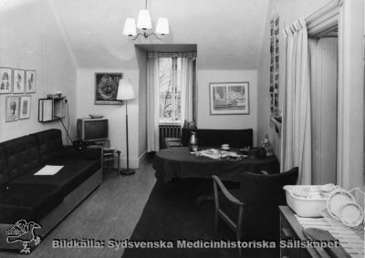 Personalrum på narkosavdelning på gamla kirurgiska kliniken 1968. 
Bilden rimligen tagen inför kirurgiska klinikens flyttning 1968 till centralblocket på norra lasarettsområdet. - Foto, monterat. Från samma negativ som bild SMHS12342.
Nyckelord: Kapsel 02;Regionarkivet;Lasarettet;Lund;Kirurgi;Kirurgisk;Klinik;Narkosavdelning;Personalrum;1968