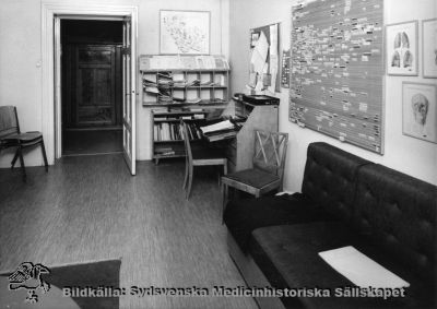 Personalrum på narkosavdelning på gamla kirurgiska kliniken 1968. 
Fotograf okänd. Foto monterat på kartong, rimligen taget inför flyttningen till nya centralblocket på norra området. Från samma negativ som bild SMHS12345.
Nyckelord: Kapsel 02;Regionarkivet;Lasarettet;Lund;Kirurgi;Kirurgisk;Klinik;Narkosavdelning;Personalrum