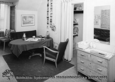 Personalrum på narkosavdelning på gamla kirurgiska kliniken 1968. 
Foto taget inför kirurgiska klinikens flytt 1968 till norra lasarettsområdet. Foto, monterat. Från samma negativ som bild SMHS12339.
Nyckelord: Kapsel 02;Regionarkivet;Lasarettet;Lund;Kirurgi;Kirurgisk;Klinik;Narkosavdelning;Personalrum;1968