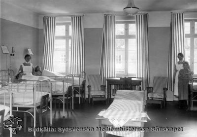 Sjuksal på gamla barnsjukhuset i Lund 
Fotograf: Otto Ohm, Malmö. Originalfoto monterat på pappkartong. -  Barnsjukhuset flyttade 1952 till norra sjukhusområdet, så bilden är tagen före dess.
Nyckelord: Kapsel 02;Regionarkivet;Lasarettet;Lund;Barn;Barnsjukhuset;