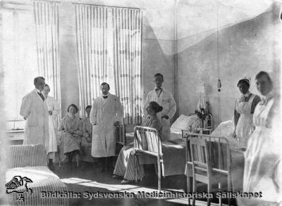 Sjuksal på gamla medicinska avdelningen på Lasarettet i Lund
Foto monterat på pappskiva, samma som en liknande bild, rimligen tagen före 1918. Personerna på bilden är inte identifierade.
Nyckelord: Kapsel 02;Regionarkivet;Lasarettet;Lund;Medicin;Klinik;Sjuksal