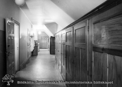 Korridor utanför narkosavdelningens expeditioner på gamla kirurgiska klinikens vind 1968
Foto, monterat
Nyckelord: Kapsel 02;Regionarkivet;Lasarettet;Lund;Kirurgi;Kirurgisk;Klinik;Narkosavdelning;Expedition;1968