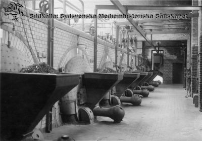 Ångpannerummet i 1918 års ångpannehus 
Fotografi monterat på pappskiva. Foto Otto Ohm Malmö, rimligen när anläggningen var ny. 
Nyckelord: Kapsel 03;Regionarkivet;Lasarettet;Lund;Panncentral;Service;1918;