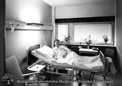 En-patientsrum på C-blocket, Lasarettet i Lund 1968
Påskrift: "Centralblocket: Isoleringsrum. Hagblom-foto, Lund". - Byggnaden stod färdig 1968, och fotot är rimligen från den tiden.
Nyckelord: Kapsel 03;Regionarkivet;Lasarettet;Lund;Centralblocket;Blocket;Enpatientsrum;Isoleringsrum;Hagblom;