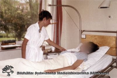 En-patientsrum på C-blocket, Lasarettet i Lund 1968
Påskrift: "Centralblocket: Patientrum. Hagblom-foto, Lund". - Byggnaden stod färdig 1968, och foto är rimligen från den tiden.
Nyckelord: Kapsel 03;Regionarkivet;Lasarettet;Lund;Centralblocket;Blocket;Enpatientsrum;Hagblom;