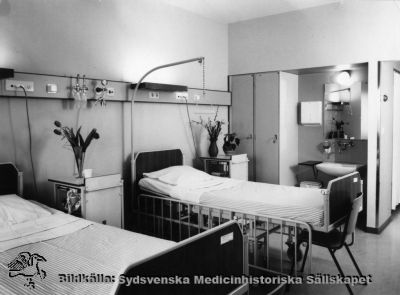 Fyrbäddsrum på det nya centralblocket på Lasarettet i Lund 1968
Påskrift: "Centralblocket: Patientrum. Hagblom-foto, Lund". - Byggnaden stod färdig 1968, och foto är rimligen från den tiden.
Nyckelord: Kapsel 03;Regionarkivet;Lasarettet;Lund;Centralblocket;Blocket;Sjuksal;Fyrbäddsrum;Invärtes;Medicin;Hagblom;