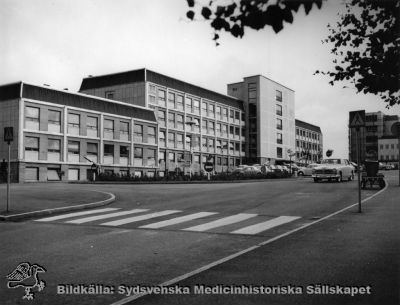 AB-blocket på Lasarettet i Lund, nybyggt
AB-blocket. C-blocket (färdigt 1968) har inte kommit upp, men man skymtar  till höger D-blocket under byggnad. Foto i mitten på 1960-talet.
Nyckelord: Kapsel 03;Regionarkivet;Lasarettet;Lund;AB-blocket;1960-talet