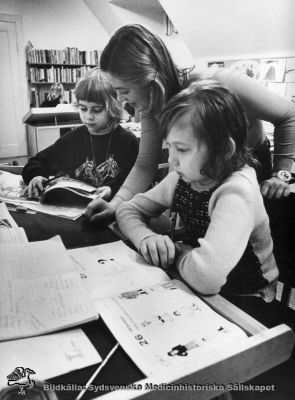 Lasarettsskolan 1987
Påskrift: "Lasarettsskolan -87. Las.området norr. Serviceeneten övrigt. Foto: Hagblom".
Skolan låg på reumatiska kliniken, som ofta hade långliggande barn.
Nyckelord: Kapsel 03;Regionarkivet;Lasarettet;Lund;Skola;Lasarett