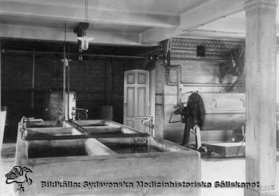 Blötläggningsbassänger i tvätteri- och verkstadsbyggnaden på södra lasarettsområdet 1906
Påskrift: " Blötläggningsbassänger: Gaml. Las. Serviceenheter tvätt. Södra området. Foto Lina Jonns Eftr. Lund 1906 (Per Bagge). Fotografi monterat på pappskiva.
Nyckelord: Kapsel 03;Regionarkivet;Lasarettet;Lund;Tvätt;Tvätteri;Blötläggning;Bassäng;Lina;Jonn;Per;Bagge