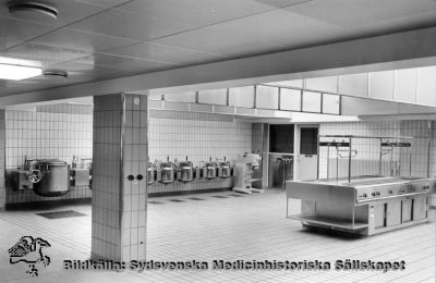 Centralköket på norra lasarettsområdet i Lund
Påskrift: "Lunds lasarett norr: kök". Detta kök byggdes i två etapper 1960-63. Matlagningen flyttades på 1990-talet (1994?) till St Lars-området.
Nyckelord: Kapsel 03;Regionarkivet;Lasarettet;Lund;Kök;Centralkök