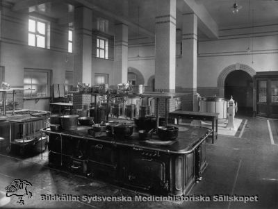 1929 års centralkök på södra lasarettsområdet i Lund
Påskrift; "Köket i den nya byggnaden av år 1929 vid Allhelgona Kyrkogata. Foto: P Bagge, Bantorget 6 i Lund". Fotografi monterat på styv kartong.
Nyckelord: Kapsel 03;Regionarkivet;Lasarettet;Lund;Kök;Centralkök;1929