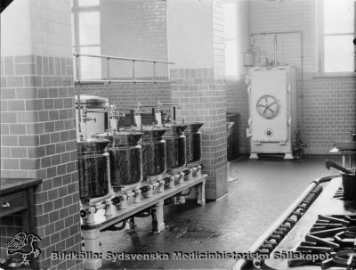 1929 års centralkök på södra lasarettsområdet i Lund
Påskrift; "Köket i den nya byggnaden av år 1929 vid Allhelgona Kyrkogata. Foto: P Bagge, Bantorget 6 i Lund". Fotografi monterat på styv kartong.
Nyckelord: Kapsel 03;Regionarkivet;Lasarettet;Lund;Kök;Centralkök;1929