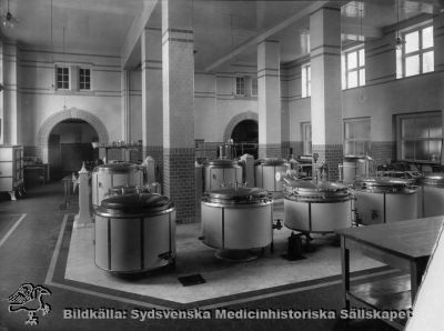 1929 års centralkök på södra lasarettsområdet i Lund
Påskrift; "Köket i den nya byggnaden av år 1929 vid Allhelgona Kyrkogata. Foto: P Bagge, Bantorget 6 i Lund". Fotografi monterat på styv kartong.
Nyckelord: Kapsel 03;Regionarkivet;Lasarettet;Lund;Kök;Centralkök;1929