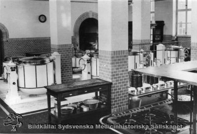 1929 års centralkök på södra lasarettsområdet i Lund
Påskrift; "Köket i den nya byggnaden av år 1929 vid Allhelgona Kyrkogata. Foto: P Bagge, Bantorget 6 i Lund". Reprofotografi monterat på styv kartong.
Nyckelord: Kapsel 03;Regionarkivet;Lasarettet;Lund;Kök;Centralkök;1929