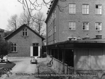 Barnklinikens isoleringspaviljong och 1929 års kök, södra lasarettsområdet i Lund
Södra delen av köket från 1929 på södra lasarettsområdet. Den lilla byggnaden hyste ursprungligen en isoleringspaviljong, tillhörig fr.a. barnkliniken. Under en period i mitten på 1900-talet hyste den rättsmedicinsk avdelningen. Fotografi moterat på styv kartong. Foto i mitten på 1900-talet. 
Nyckelord: Kapsel 03;Regionarkivet;Lasarettet;Lund;Barn;Barnklinik;Infektion;Isoleringsavdelning;Centralkök