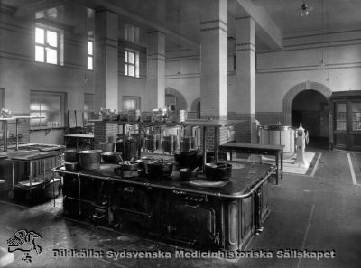 1929 års centralkök på södra lasarettsområdet i Lund
Påskrift; "Köket i den nya byggnaden av år 1929 vid Allhelgona Kyrkogata. Foto: P Bagge, Bantorget 6 i Lund". Fotografi monterat på styv kartong.
Nyckelord: Kapsel 03;Regionarkivet;Lasarettet;Lund;Kök;Centralkök;1929