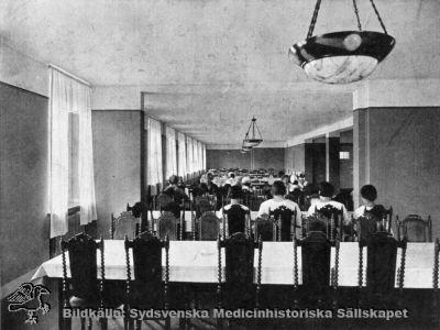 Personalmatsal på södra lasarettsområdet 1904 - 1925
Påskrift: "Serviceenheter, kök 1904-1925". Reprofoto av rastrerat (tryckt) original, monterat på styv kartong.
Nyckelord: Kapsel 03;Regionarkivet;Lasarettet;Lund;Personalmatsal;Matsal;Personal