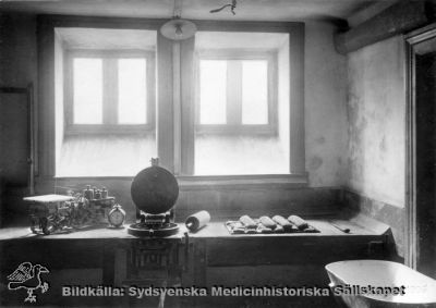 Bageriet i ekobnomibyggnaden av år 1904
Påskrift: "Foto i Lasarettsarkivet. MS-8.698." Foto Lina Jonns Eftr 1906 (Per Bagge). Fotografi monterat på styv pappskiva.
Nyckelord: Kapsel 03;Regionarkivet;Lasarettet;Lund;Kök;Centralkök;1906;Lina;Jonn;Per;Bagge