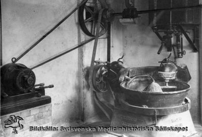 Elektrisk degältningsmaskin 1906
Påskrift: "Eldriven degältningsmaskin: Gaml. Las." Lasarettet hade just elektrifierats (1905) och elektriska motorer var en nyhet. Men den farliga remdriften levde kvar.
Foto Lina Jonns Eftr 1906 (Per Bagge). Fotografi monterat på styv pappskiva.
Nyckelord: Kapsel 03;Regionarkivet;Lasarettet;Lund;Bageri;Ekonomibyggnad;Deg;Degältning;Lina;Jonn;Per;Bagge;1906