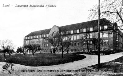 1918 års medicinska klinik vid Lasarettet i Lund
Medicinska kliniken i Lund. Reprofoto monterat på tjock papp, av rastrerad (dvs tryckt) förlaga. Huset stod färdigt 1918, och bilden är rimligen tagen högst ett fåtal år senare.
Nyckelord: Kapsel 03,Regionarkivet;Lasarettet;Lund;Internmedicinsk;Medicinsk;Klinik;1918