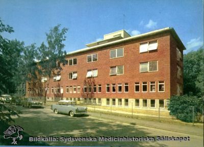 1957 års tillbyggnad på reumatologiska kliniken i Lund
Reumatologiska kliniken i Lund, tillbyggnad från 1954-57. Tryckt vykort, troligast från 1960-talet och senast den 3 september 1967 då högertrafik infördes.
Nyckelord: Kapsel 03;Regionarkivet;Lasarettet;Lund;Reumatologi;Reumatologisk;Vykort