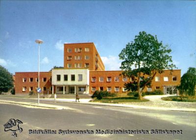 Barnkliniken i Lund, invigd 1951
Nya barnkliniken i Lund, invigd 1951. Färgat tryckt vykort. Fotot rimligen taget på 1950-1960-talen, senast 3/9 1967 då högertrafik infördes (trafikskylten pekar för vänstertrafik på Getingevägen).
Nyckelord: Kapsel 03;Regionarkivet;Lasarettet;Lund;Barn;Barnklinik;Norra;1951;Vykort