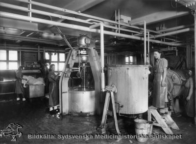 Interiör från gamla tvätteriet på södra lasarettsområdet i Lund i början eller mitten av 1900-talet
Serviceenheter, tvätt. Södra området. Foto Otto Ohm, Malmö. Omonterat fotografi.
Nyckelord: Kapsel 03;Regionarkivet;Lasarettet;Lund;Tvätt;Tvätteri;Otto;Ohm