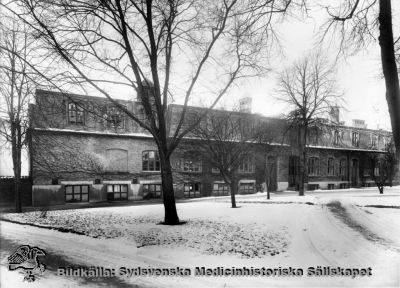 Tvätteri- och verkstadsbyggnad på södra lasarettsområdet i början av 1900-talet.
Huset låg längs tomtens västra gräns där byggnaden Eden nu ligger. Foto Otto Ohm, Malmö. Omonterat fotografi.
Nyckelord: Kapsel 03;Regionarkivet;Lasarettet;Lund;Tvätt;Tvätteri;Lina;Jonn