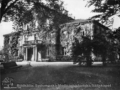 Möllevångshemmet i Lund
Foto monterat på tunn kartong. Möllevångshemmet. Påskrift: "Mott. våren 2004 (/oläslig signatur). Sjukhem i Lund". Foto från andra halvan på 1900-talet.
Nyckelord: Kapsel 04;Möllevångshemmet;Vykort;Sjukhem;Lund