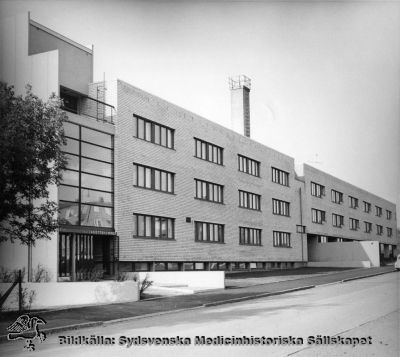 Lasarettshemmet vid Margaretavägen
Foto monterat på kartong. Påskrift: "Foto i Lasarettsarkivet". Från andra halvan av 1900-talet.
Nyckelord: Kapsel 04;Sjukhem;Lasarettshem;Margaretavägen;Foto;Monterat